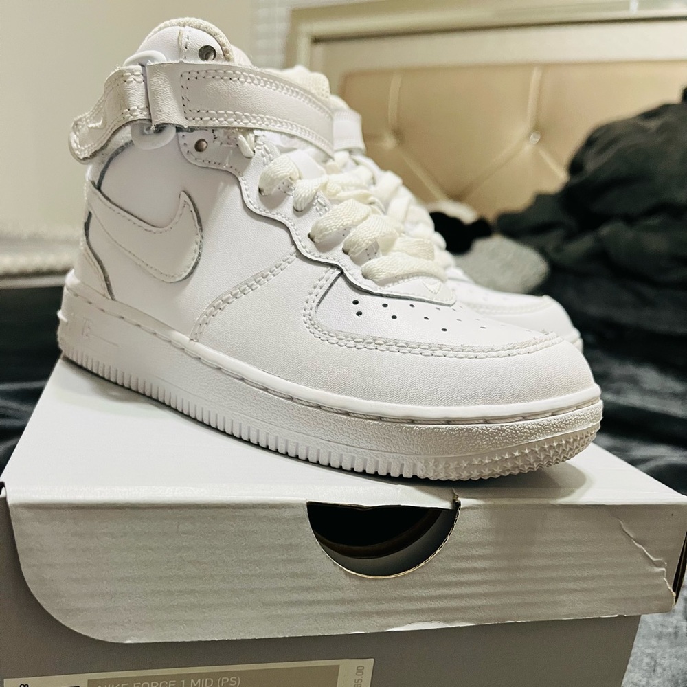 Nike Air Force 1’s Mid 12c kids shoe
